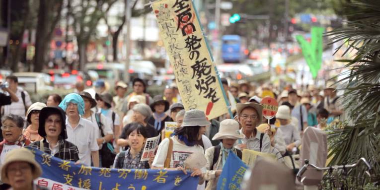 Im Bild zu sehen sind eine menge personen die Demonstrieren.